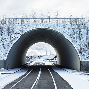 穿过隧道的公路图片