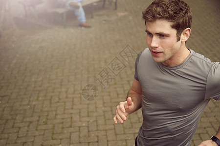 年轻人在行道上奔跑图片