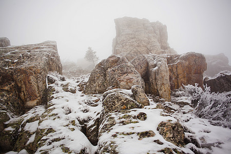 俄罗斯维尔德洛夫克州冰雪覆盖岩石的景象图片