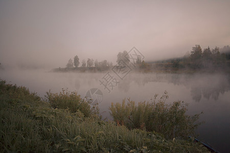 俄罗斯维尔德洛夫克州村黎明时河上的雾气图片