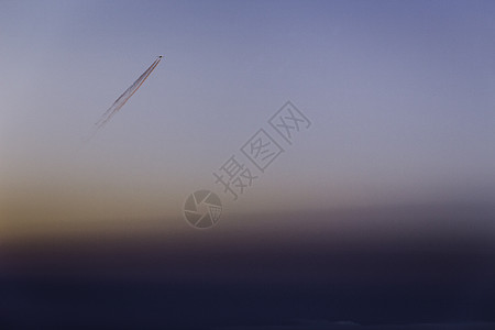 比利牛斯山上日落的空中景象图片
