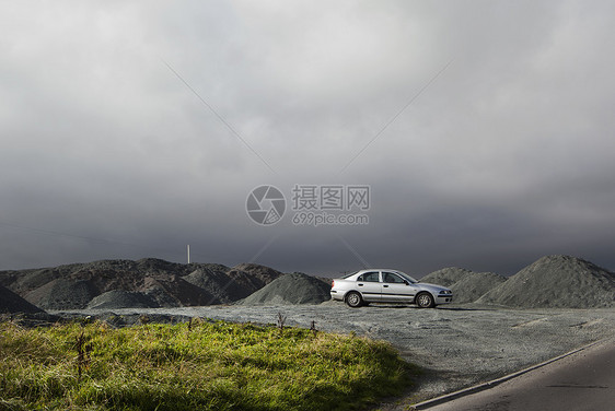 汽车停在矿厂上图片