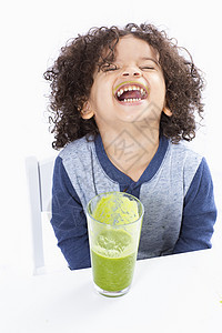 男孩喝绿色的果汁图片