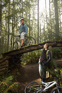 青年男子骑着山车在森林里图片