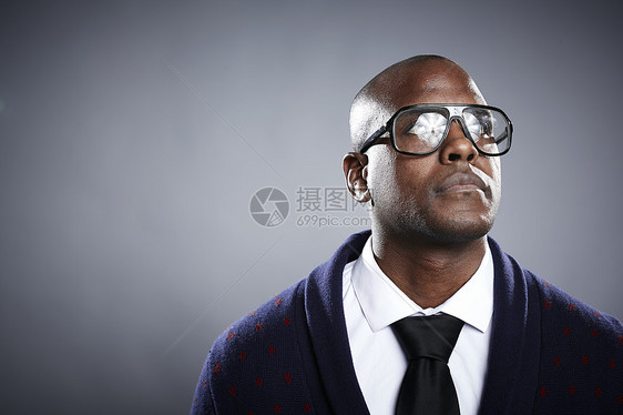 戴眼镜的年轻人肖像图片