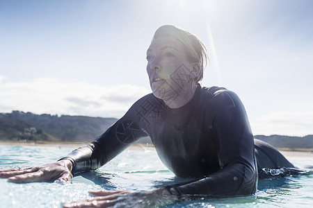 新西兰群岛冲浪的女子图片