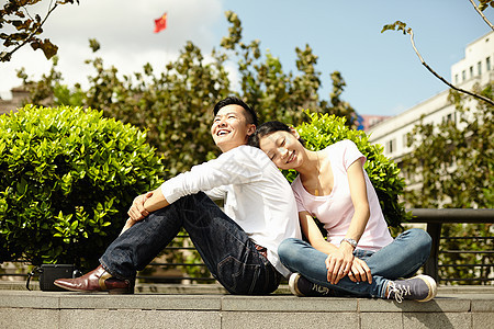 一对坐在台阶上的夫妇图片