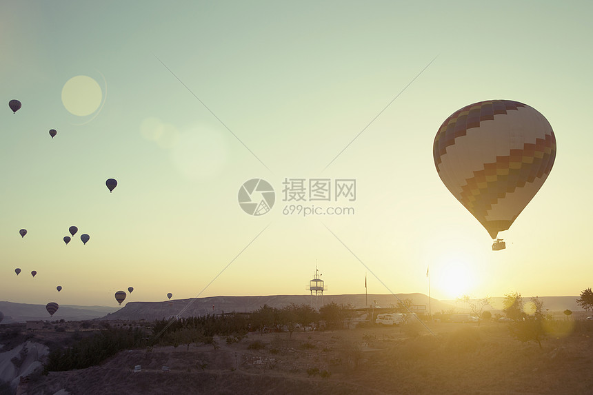 土耳其安纳托利亚卡帕多西上空的热气球图片