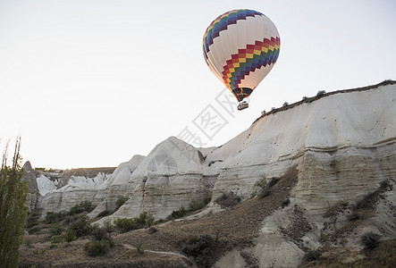 岩层上空热气球土耳其安纳托利亚卡帕多西图片