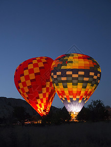 夜间两台照明热气球在土耳其安纳托利亚卡帕多西图片
