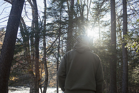 美国缅因州日光下林中散步的成年男子图片