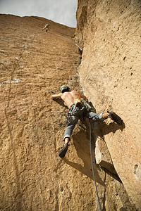 美国俄勒冈州史密斯洛克立公园的攀登者图片