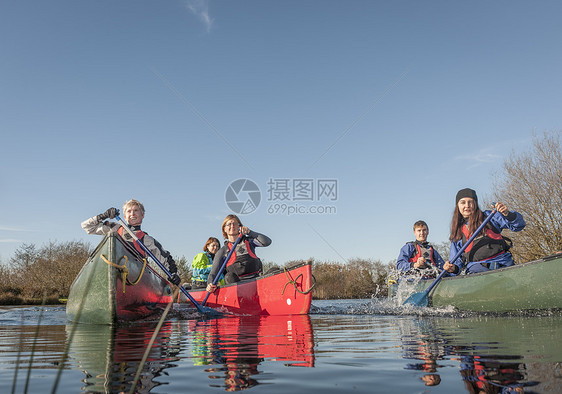 一群人在河上划艇图片