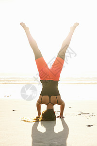 在沙滩上做瑜扮演的女人图片
