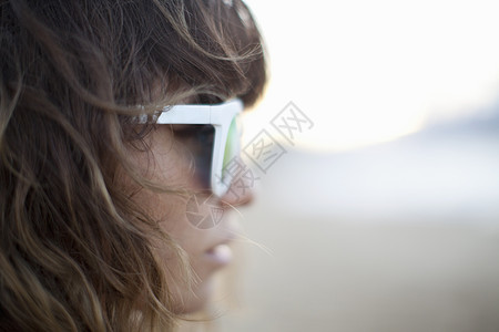 戴太阳眼镜的妇女图片