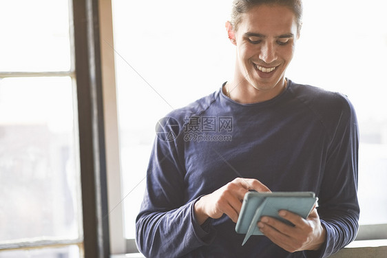 青年男子使用数字平板电脑图片