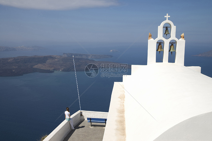 希腊基克拉德斯圣托里尼Oia白色教堂钟楼和大海视图图片