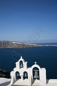 希腊基克拉德斯圣托里尼Oia教堂钟楼的海景和白色水洗景观图片