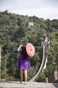 在北京长城拍摄成年女游客照片的近视北京图片