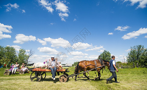 俄罗斯维尔德洛夫克州雷日马和车骑着大家族图片