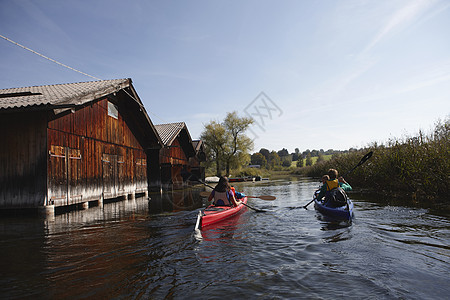 德国巴伐利亚州奥伯拜恩市穆诺市斯塔夫尔西湖上的家庭独木舟图片