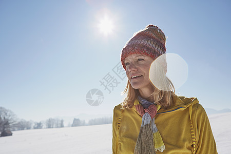 风雪中的年轻女图片