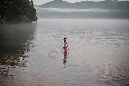 美国纽约George湖暑假时站在水里的女孩图片