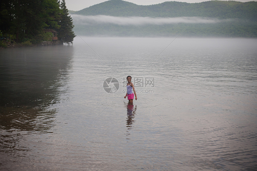 美国纽约George湖暑假时站在水里的女孩图片