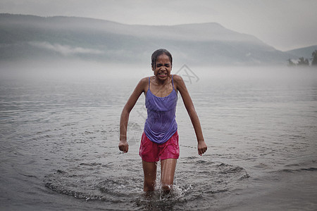 美国纽约George湖暑假从水里流出冷女孩图片