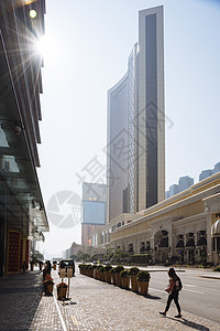 青年女游客在香港澳门市街上漫步图片