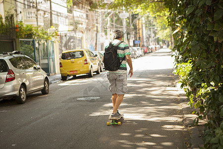 巴西里约热内卢街上成年男子滑板的近视图片