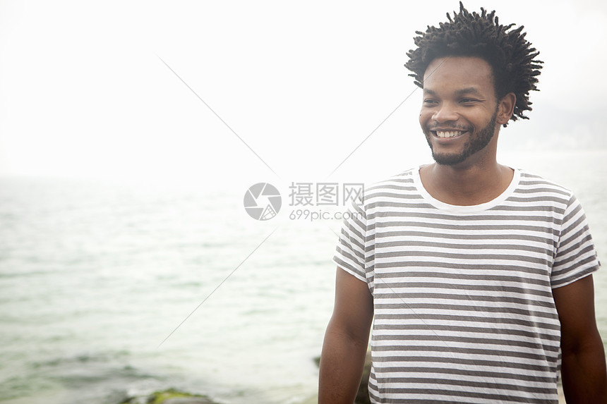 在巴西里约热内卢伊帕马海滩上微笑的中年成人肖像图片
