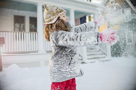 女孩在雪地里玩雪图片