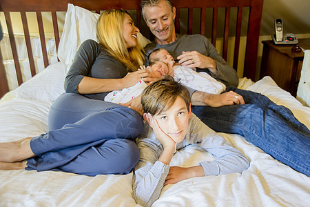 躺在床上的幸福一家人图片