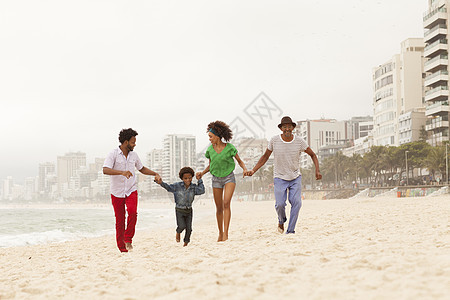 三代家庭享受海滩图片