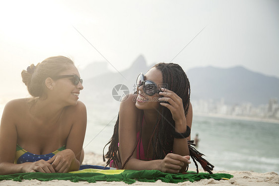 在海滩上进行日光浴的年轻女性肖像图片