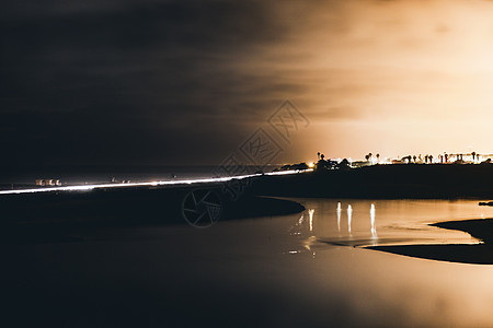 美国加利福尼亚州卡尔斯巴德晚上的河口和交通桥背景图片