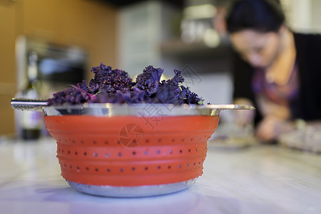 厨房柜台一碗沥水的新鲜紫甘蓝背景图片