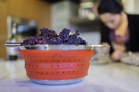 厨房柜台一碗沥水的新鲜紫甘蓝图片