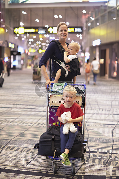 新加坡机场中成年妇女带着两名小孩图片