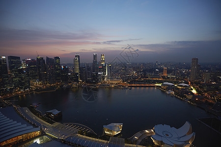新加坡夜间城市风景和港口图片