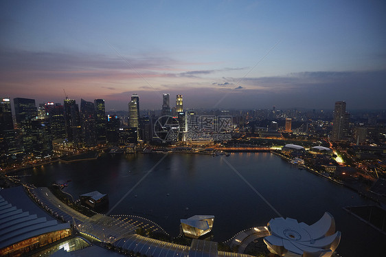 新加坡夜间城市风景和港口图片