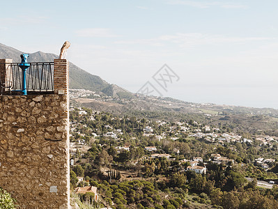 西班牙安达卢西亚米哈斯一位中年妇女站在阳台上看风景图片