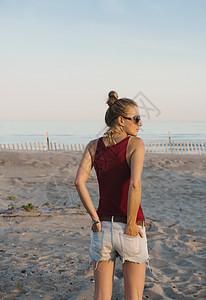 站在美国纽约罗卡韦海滩的女人图片
