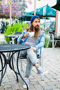 坐着喝咖啡的成年男子图片