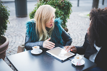两名年轻女性在咖啡馆使用平板图片