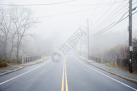 迷雾中的高速公路图片