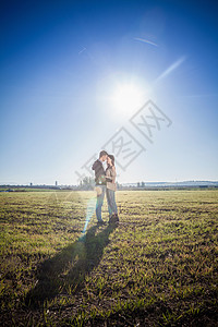 在野外拥抱的年轻夫妇图片