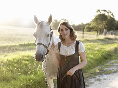 少女和灰色马的肖像图片
