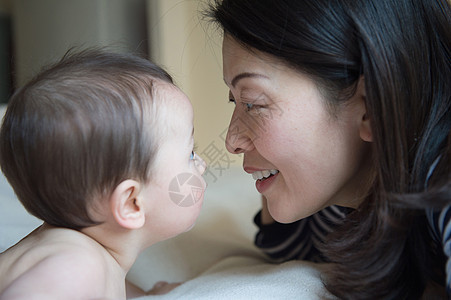 母亲和婴儿男孩对视图片